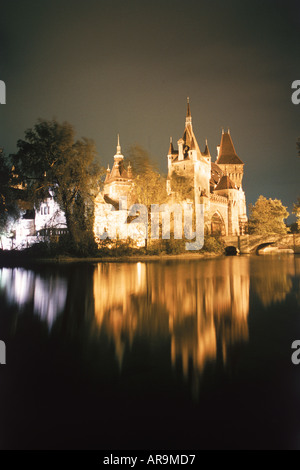 Castello di Vajdahunyad nel parco della città di notte Budapest. Ungheria Foto Stock