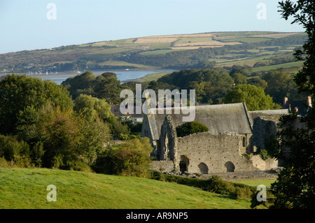 St Dogmaels abbazia e chiesa che mostra l'estuario del Teify oltre Foto Stock