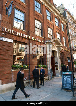 Città i lavoratori aventi un pranzo bevande fuori appeso prelevato e squartati pub Tower Hill City of London Foto Stock