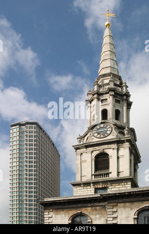 St Giles nei campi e il punto centrale. Londra, Inghilterra Foto Stock