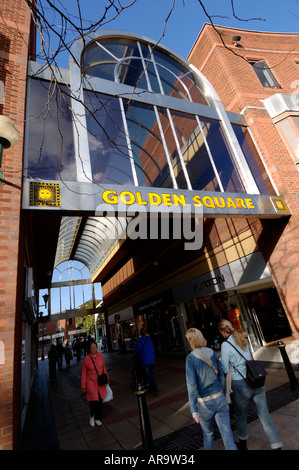 Ingresso ad arco a Golden Square Warrington Cheshire England Regno Unito Foto Stock