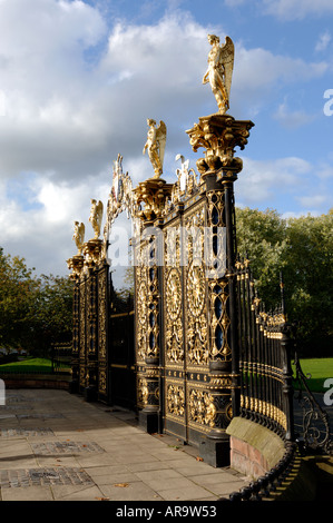 Warrington Town Hall golden gates Cheshire England Regno Unito Foto Stock