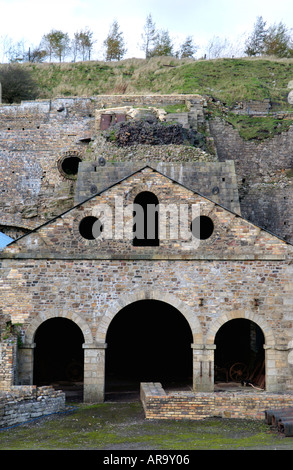 Casa in ghisa con altoforno dietro a Blaenafon Ironworks Gwent South Wales UK Foto Stock