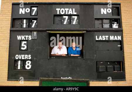 Marcatori a Keynsham Cricket Club vicino a Bristol Inghilterra REGNO UNITO Foto Stock