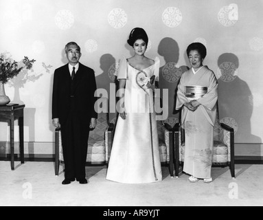 Hirohito, 29.4.1901 - 7.1.1989, imperatore (tenno) del Giappone 25.12.1926 - 7.1.1989, con la prima Signora delle Filippine Imelda Marcos e sua moglie Empress Kojun, a tutta lunghezza, Palazzo Imperiale, Giappone, 19.6.1970, Foto Stock