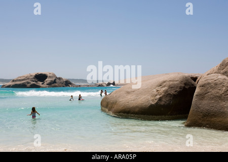 Nuotatori godetevi le chiare acque blu del Western Australia Foto Stock