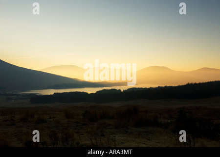 Loch Tulla presso Sunrise nelle Highlands scozzesi, REGNO UNITO Foto Stock