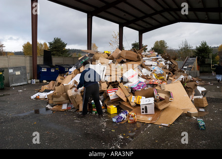 Donna buttare nel cestino a discarica Issaquah Washington Foto Stock