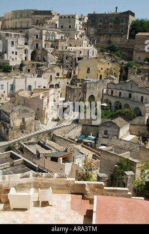 Vuoto due sedie bianche con una vista panoramica sulla storica Sassi in Sasso Barisano Matera, Basilicata, Italia Foto Stock