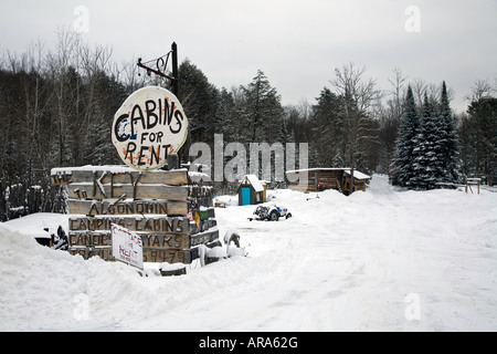 Log Cabin in affitto in inverno nel nord Ontario Canada Foto Stock