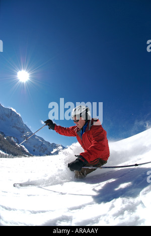 Un uomo gli sci attraverso le profonde in polvere in una giornata di sole vicino a Telluride Colorado Foto Stock