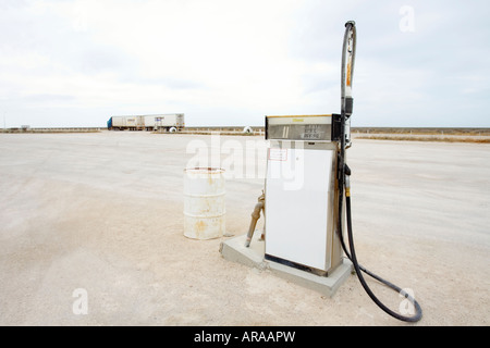 Carburante e il Nullarbor benzina nel outback è scarsa e costosa. Un assaggio di ciò che sarà il futuro per le industrie di olio Foto Stock