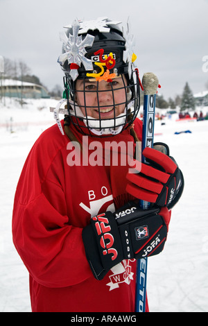 Stagno femmina giocatore di hockey hockey nel nord Ontario Canada Foto Stock
