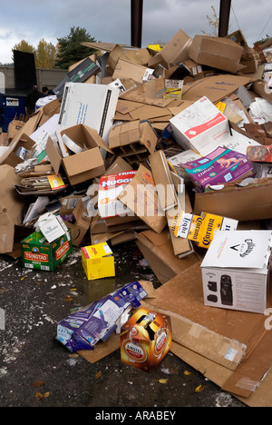 Pile di scatole a discarica di rifiuti e riciclaggio sito Issaquah Washington Foto Stock