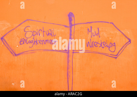 Granada Spagna i graffiti sulla parete di fronte Cattedrale mostra illuminazione spirituale a sinistra e fango wrestling a destra Foto Stock