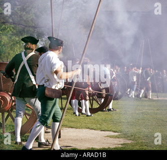 Rievocazione storica di una battaglia della guerra rivoluzionaria a Colonial Williamsburg Virginia Foto Stock