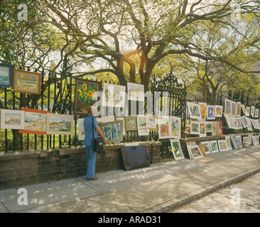 Donna shopping in un outdoor display arte dal fiume Senna a Parigi Francia Foto Stock