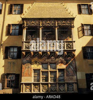 Golden Dachl Golden Roof outdoor cafe nel centro storico di Innsbruck Tirolo Austria Foto Stock