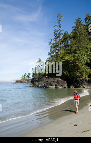 Donna sulla spiaggia Halfmoon Bay con nebbia costiera Pacific Rim national park riserva isola di Vancouver in Canada Foto Stock