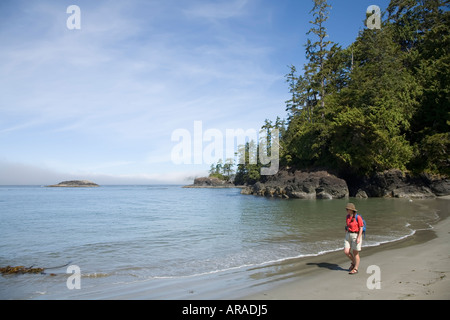 Donna sulla spiaggia Halfmoon Bay con nebbia costiera Pacific Rim national park riserva isola di Vancouver in Canada Foto Stock