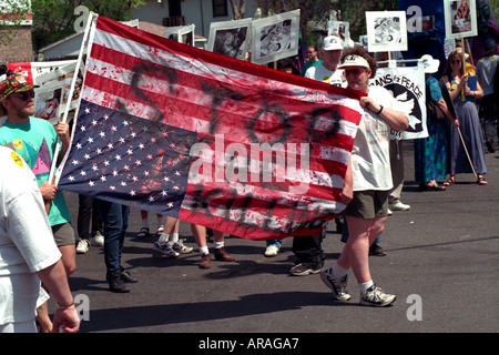 I dimostranti che trasportano capovolto bandiera protestando guerra del Kosovo. Cuore della bestia può Day Festival Minneapolis Minnesota MN USA Foto Stock