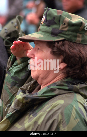 Salutando la donna veterano età 60 presso la Minnesota Vietnam Veterans Memorial Wall Memorial Day service. St Paul Minnesota MN USA Foto Stock