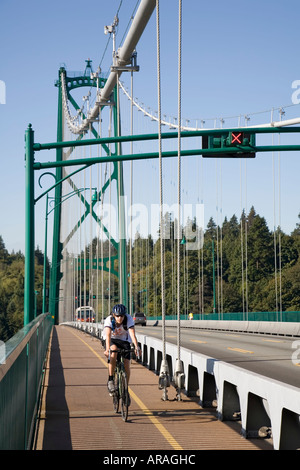 Ciclista attraversando Porta del Leone Ponte sul percorso del ciclo con il Parco Stanley in background Vancouver British Columbia Canada Foto Stock