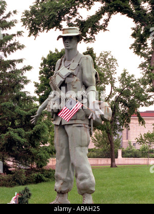 Statua di soldato con bandiera vicino a Minnesota Vietnam Veterans Memorial Wall del Memorial Day. St Paul Minnesota MN USA Foto Stock