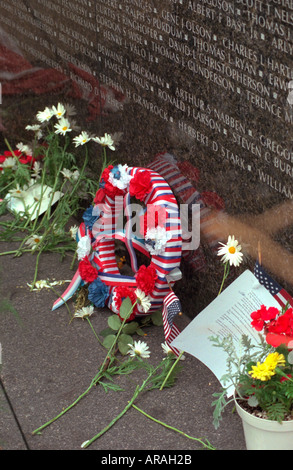 Ghirlanda patriottica fiori e note in Minnesota Vietnam Veterans Memorial Wall del Memorial Day. St Paul Minnesota MN USA Foto Stock