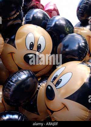 Mickey Mouse Walt Disney carattere palloncini di souvenir Eurodisney Parigi Francia Foto Stock