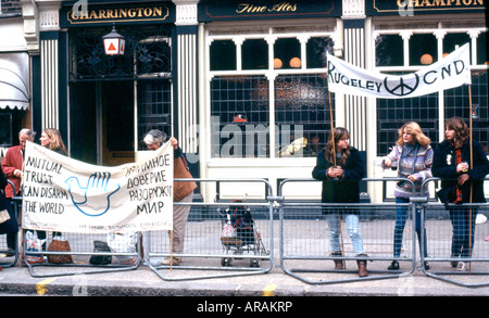 CND contestatori al di fuori di un pub di Londra degli anni ottanta Foto Stock