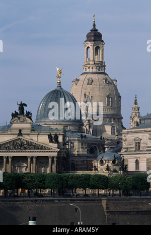 A Dresda, Kuppeln der Kunstakademie und der Frauenkirche, Blick von der Carolabrücke Foto Stock