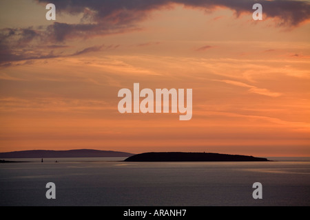 Tramonto su Puffin o Priestholm Isola e Anglesey da Ross on Wye North Wales UK Foto Stock