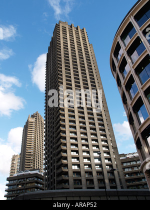 Il Barbican Centre alte torri appartamenti alloggiamento degli anni settanta architettura utopica London REGNO UNITO Foto Stock