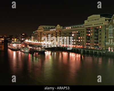 Sera colpo di Butlers Wharf con barche sul fiume Tamigi London REGNO UNITO Foto Stock