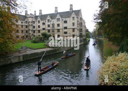 Gli scommettitori sul fiume cam in Cambridge Foto Stock