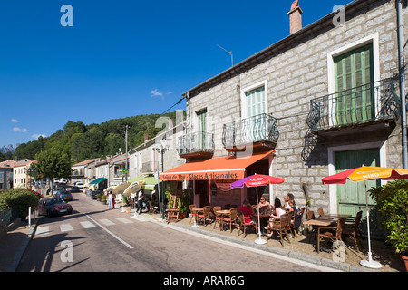 Cafe sulla strada principale del villaggio di montagna di Zonza, Alta Rocca, Corsica, Francia Foto Stock