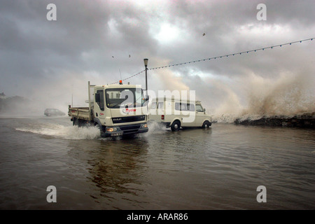 Di automobili che circolano attraverso acqua sull'Esplande a Exmouth South Devon Regno Unito Foto Stock