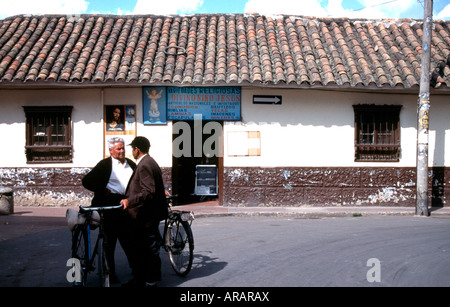 Gli uomini con le biciclette stop per chat in una piccola città in Colombia 1996 Foto Stock