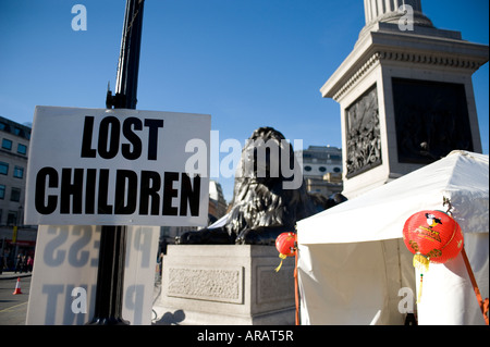 Lost Children firmare al capodanno cinese in Trafalgar Square, Londra centrale Foto Stock