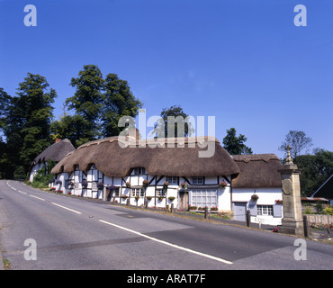 Cottage con il tetto di paglia a Wherwell. Legno dipinto di bianco incorniciato cottage monumento Hampshire Inghilterra Foto Stock