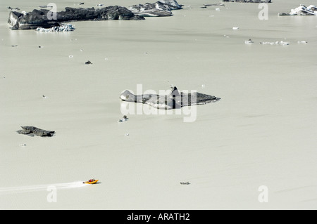 Gita turistica di guida in barca tra gli iceberg sul lago glaciale di Tasman, parco nazionale di Mount Cook, Nuova Zelanda Foto Stock