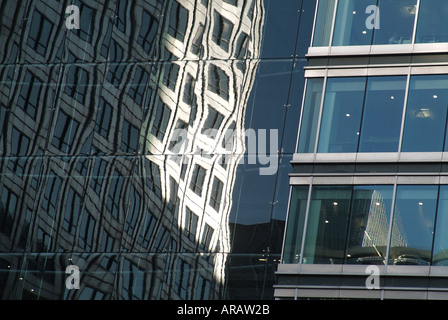 Riflessioni in vetro edificio per uffici a Londra, Inghilterra Foto Stock