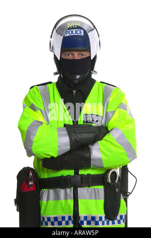 La Metropolitan Police officer vestito in ordine pubblico ingranaggio con la visiera sul suo casco sollevato isolato su un puro sfondo bianco Foto Stock