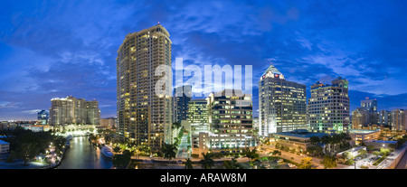 Alto edificio di torri di uffici e condomini torre su nuovo fiume nel centro di Ft. Lauderdale, Florida Foto Stock