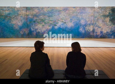 Gli spettatori nella parte anteriore delle Ninfee di Claude Monet, il Museo di Arte Moderna di New York Foto Stock