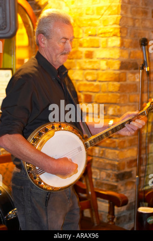 La musica tradizionale in un pub irlandese Foto Stock