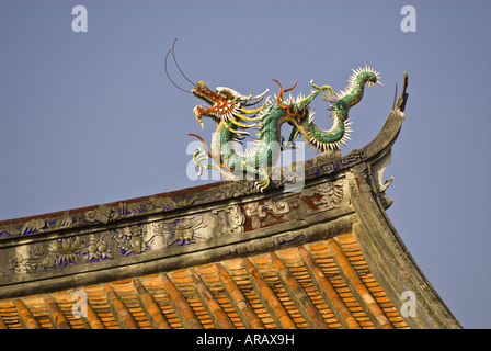 Dragon sul tetto di Kuaiyuan Buddist Temple, Quanzhou, provincia del Fujian, Cina Foto Stock