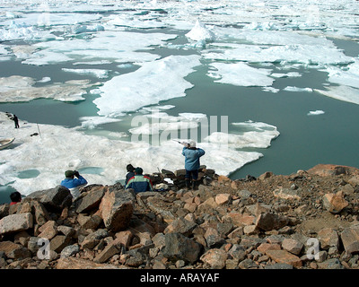 Cacciatori di tenuta sulle rocce la Groenlandia Foto Stock