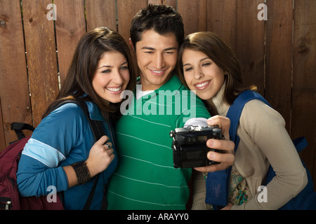 Gli amici di scattare una foto Foto Stock